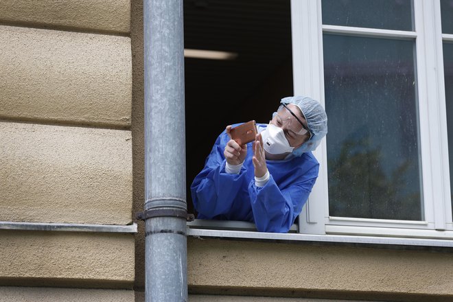 Slovenska znanost se bo ukvarjala s problematiko virusa in različnih vidikov epidemije. Kakšna bo učinkovitost in uporabnost raziskav? Foto Leon Vidic/Delo