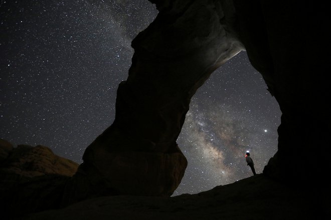 A man watches the stars seen on the sky of Al-Kharza area of Wadi Rum in the south of Amman, Jordan, July 27, 2019. Picture taken July 27, 2019. REUTERS/Muhammad Hamed TPX IMAGES OF THE DAY - RC157F415170 [avtor:Hamed Muhammad] Foto Muhammad Hamed Reuters Pictures