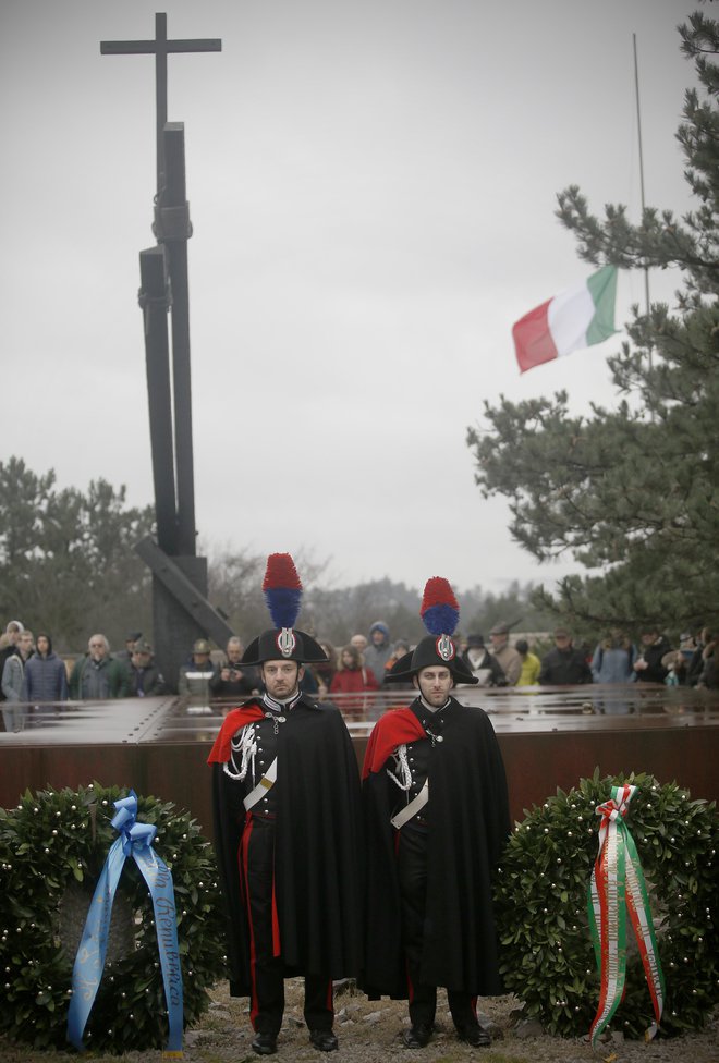 Prav bazoviška fojba je že od razglasitve dneva spomina na žrtve fojb (leta 2004) ključni simbol »zločinskega delovanja krvoločnih Slavov«. Foto Blaž Samec/Delo