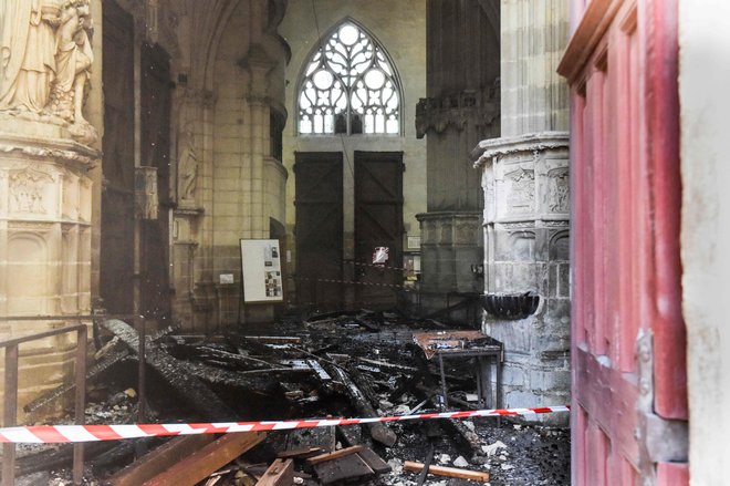 Gasilske enote so na požar v katedrali, ki so jo začeli graditi v 15. stoletju, opozorili malo pred osmo zjutraj. FOTO: Sebastien Salom-Gomis/AFP