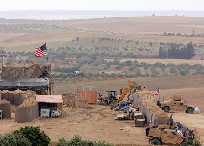 Ameriške sile pred Manbidžom. FOTO: REUTERS
