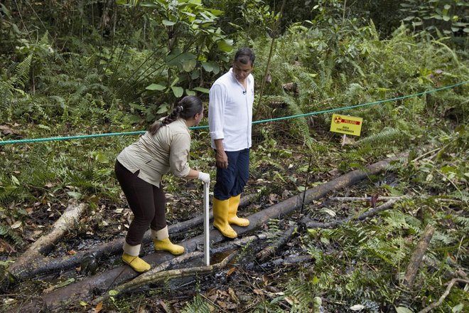 Nekdanji ekvadorski predsednik Rafael Correa si je večkrat ogledal onesnaženje, ki so ga povzročila naftna podjetja. Foto: Reuters