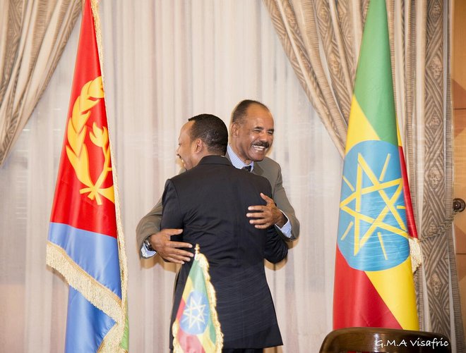 Zgodovinsko izboljšanje odnosov med Etiopijo in Eritrejo po srečanju etiopskega premiera Abiya Ahmeda in eritrejskega predsednika Isaiasa Afwerkija ne glede na morebitne težave odmeva v mednarodni skupnosti. FOTO: Reuters