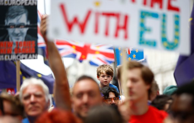 Protestniki, ki vlado pozivajo k razpisu novega referenduma o brexitu. FOTO: REUTERS/Henry Nicholls