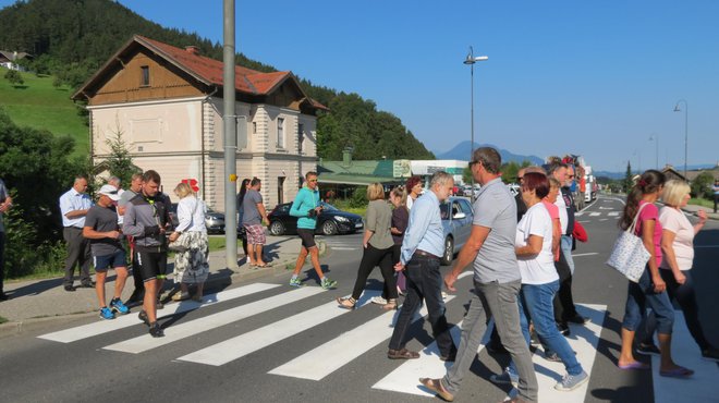 Zaradi protesta so nastale več kilometov dolge kolone v obe smeri. FOTO: Mateja Kotnik