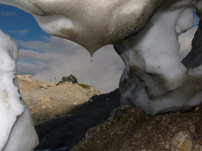 Kredarica izpod zgornjega roba Triglavskega ledenika. FOTO: Miha Pavšek/arhiv Giam Zrc Sazu
