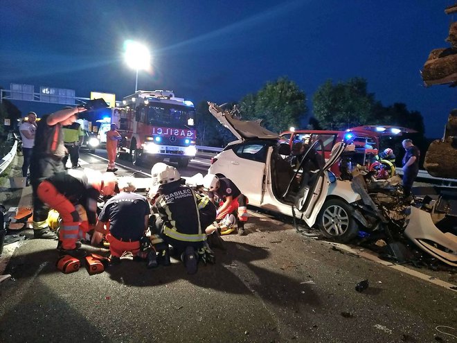 Vozilo, v katerem je bilo pet oseb, je bilo močno uničeno. FOTO: PGD Postojna