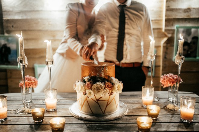 »Super se mi zdi, da so na porokah torte – kot nekakšen grand finale vsega praznovanja.« Na fotografiji poročna torta v bakreni in roza-zlati barvi z geomtričnimi linijami. FOTO: Emazing Creations