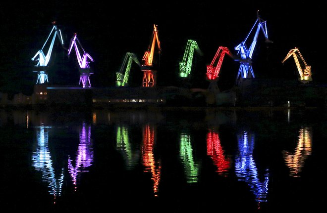 Žerjavi ladjedelnice Uljanik so bili pred leti glavni igralci spektakla na svetlobnem festivalu Vizualija. Se ji zdaj končno obetajo svetlejši časi? FOTO: Reuters