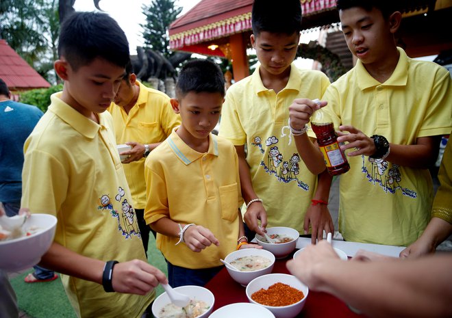 11 od 12 rešenih tajskih dečkov je&nbsp;v znak zahvale vstopilo v samostan, ki so ga zapustili v soboto.&nbsp;FOTO: Soe Zeya Tun/Reuters