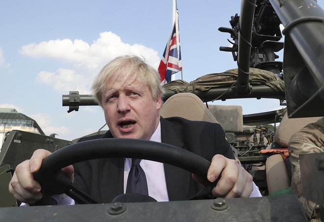 Nekdanji britanski zunanji minister Boris Johnson se ne namerava opravičiti za sporne izjave. FOTO: AP