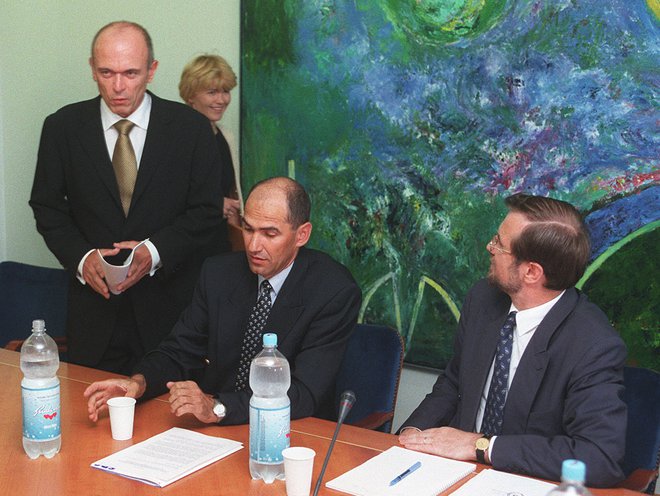 Od štirih koalicijskih partnerjev leta 1992 je do konca mandata Janezu Drnovšku (na fotografiji levo, na sredini Janez Janša, desno Lojze Peterle, manjka Janez Kocijančič) ostal samo Peterle. Foto Blaž Samec