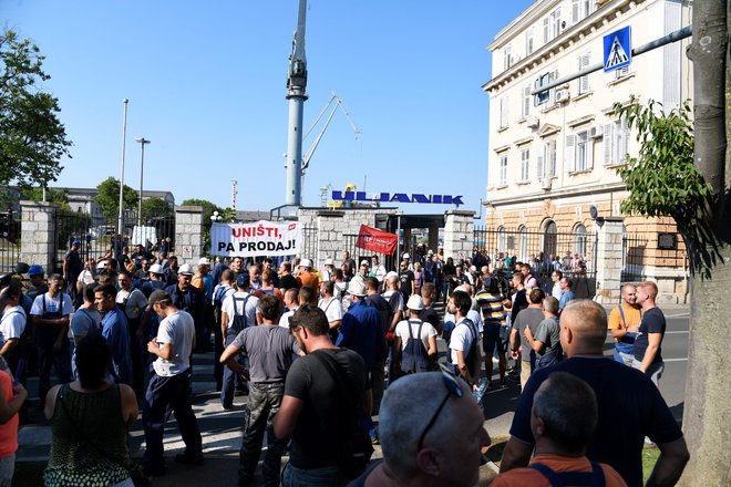 Potem ko so včeraj sindikati potrdili, da ni plač za delavce Uljanika, so ti zjutraj začeli stavko. FOTO: Danijel Bartolić/Cropix