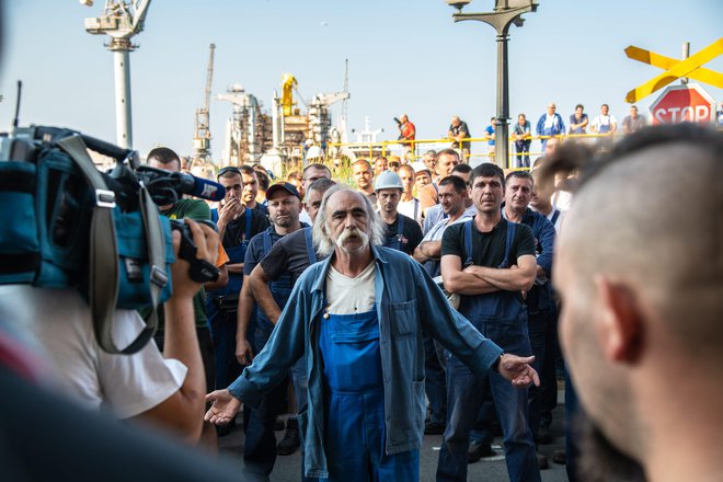 Potem ko so včeraj sindikati potrdili, da ni plač za delavce Uljanika, so ti zjutraj začeli stavko. FOTO: Danijel Bartolić/Cropix