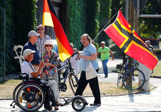 Ob obisku Angele Merkel v Dresdnu so protestniki, ki jo imajo za izdajalko in zahtevajo njen odstop, napadli tudi televizijsko ekipo ZDF. FOTO: Reuters