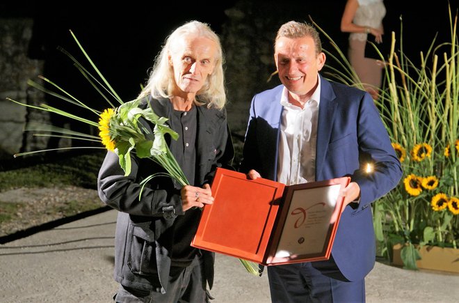 Veronikino nagrado je Tonetu Škrjancu podelil župan Mestne občine Celje Bojan Šrot. FOTO: Brane Piano/Delo