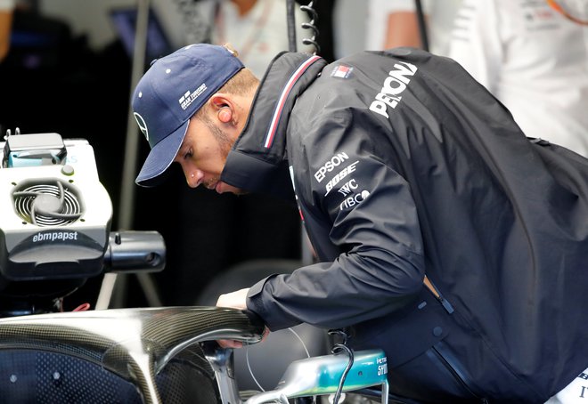 Lewis Hamilton čuti, da mu gorijo tla pod nogami. FOTO: Reuters