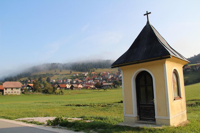 Kljub temu, da je Loški Potok sredi neokrnjene narave, je zrak tam doberšen del leta onesnažen najmanj toliko kot v mestnih. Glavni krivec za to so individualna kurišča, svoje pa prispeva še neprepišna lega. V Retjah (na fotografiji), ki ležijo v kotlini so tako izmerili celo višje koncentracije črnega ogljika kot v Ljubljani.&nbsp;<br />
Foto Simona Fajfar