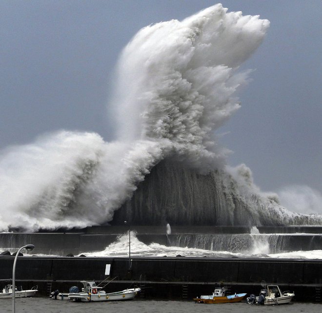 Tajfun Jebi je najbolj prizadel zahod države, predvsem mesti Kjoto in Osako. FOTO: AP