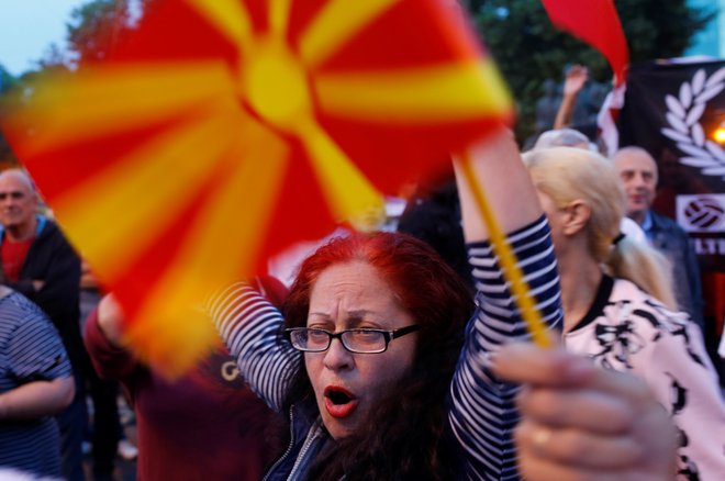 Več kot polovica Makedoncev verjame, da članstvo v Natu in EU upravičuje sprejetje novega imena države. FOTO: Reuters