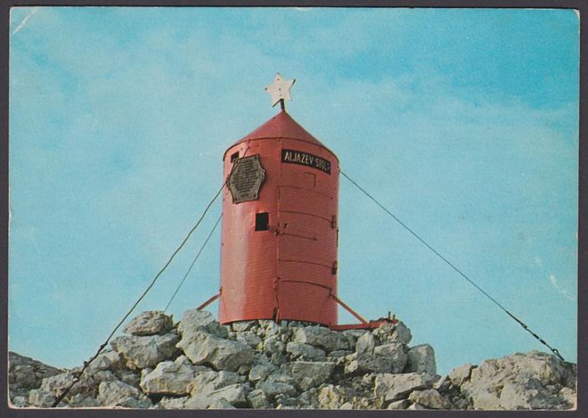 Aljažev stolp je bil nekoč tudi rdeče barve FOTO: ZVKDS