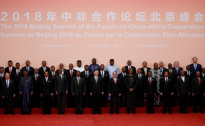 Skupinska fotografija z nedavnega foruma o kitajsko-afriškem sodelovanju v Pekingu spominja na prizor iz filma <em>Možje v črnem</em>. FOTO: Reuters
