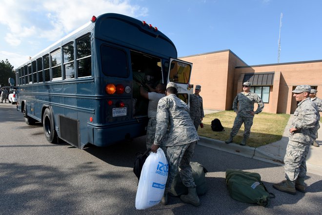 Vojska pomaga pri evakuaciji. FOTO: Reuters