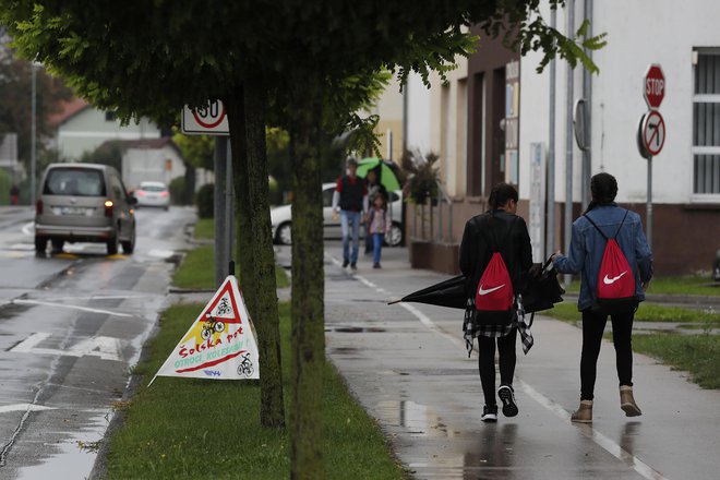 V šoli lahko dobi otrok izkušnjo, da so dobri in dobronamerni odrasli, da so prijazni otroci, da obstaja pravičnost, izkušnjo človečnosti. FOTO: Leon Vidic