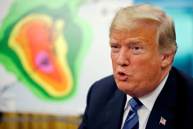 Donald Trump se je pohvalil, kako dobro so ukrepali ob orkanu Maria, kar pa je glede na podatke in razmere daleč od resnice. FOTO: Leah Millis/Reuters