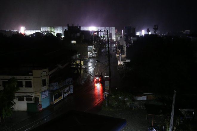 Divjanje vetra in dež sta že dosegla mesto Tuguegarao v provinci Cagayan. FOTO: AP Photo