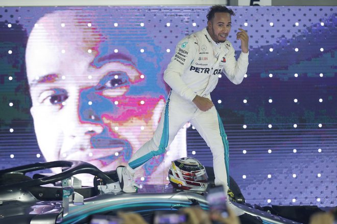 Angleški šampion Lewis Hamilton je po zmagi v Singapurju kar skakal od silnega veselja. FOTO: AP