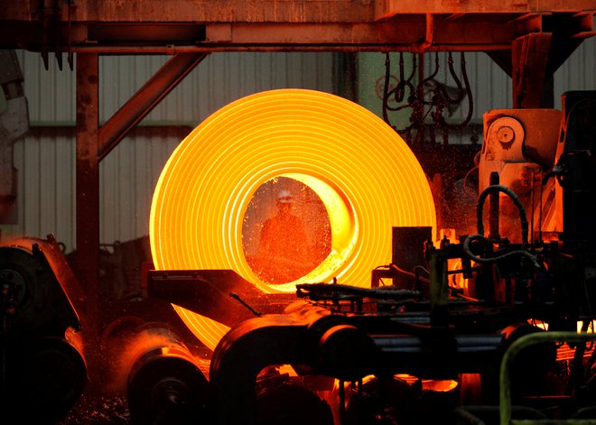 Slovenska avtomobilska industrija bi lahko zelo trpela, pravi Mitja Kovač z ekonomske fakultete. Foto Reuters