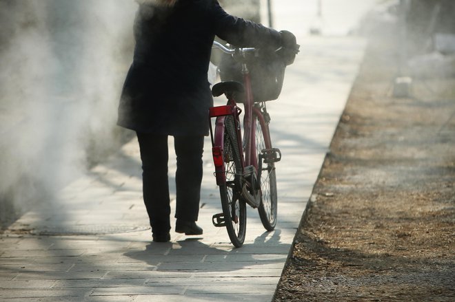 Sledijo sončni dnevi, kljub temu pa bodo že v četrtek izpolnjeni pogoji za začetek kurilne sezone. FOTO: Jure Eržen/Delo