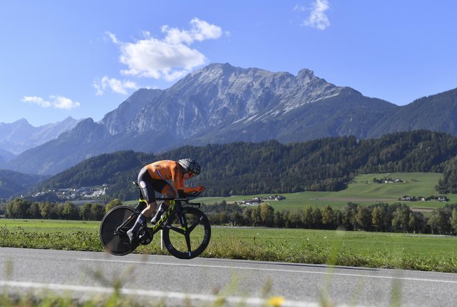 Annemiek van Vleuten bo tudi v naslednji sezoni nosila mavrično majico. FOTO: AP