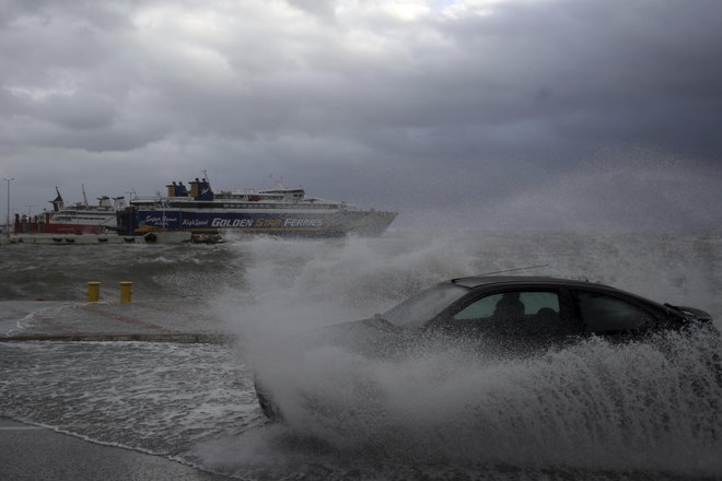 Zaradi neurja so zaprte številne grške šole. FOTO: Thanassis Stavrakis/AP