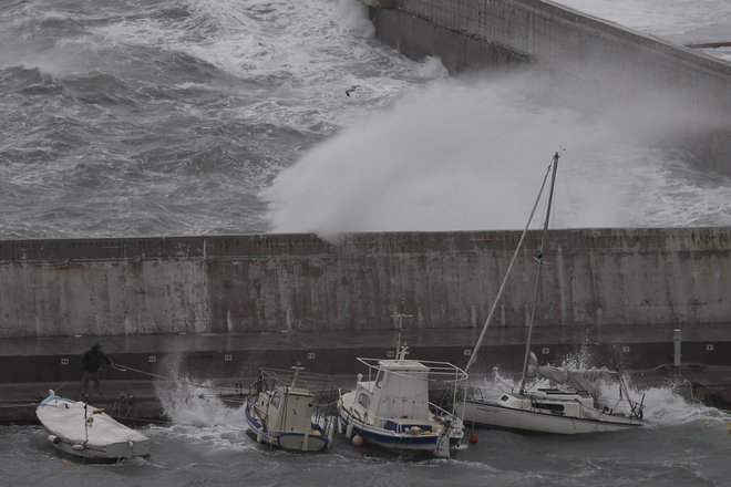 Prekinjene so skoraj vse trajektne povezave med grškimi otoki in celino. FOTO: Thanassis Stavrakis/AP