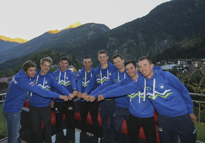 Slovenska osmerica (z leve) Luka Pibernik, Jan Tratnik, Primož Roglič, Simon Špilak, Matej Mohorič, Grega Bole, Jan Polanc in Domen Novak se bo enotna podala na štart cestne dirke. FOTO Jože Suhadolnik/Delo