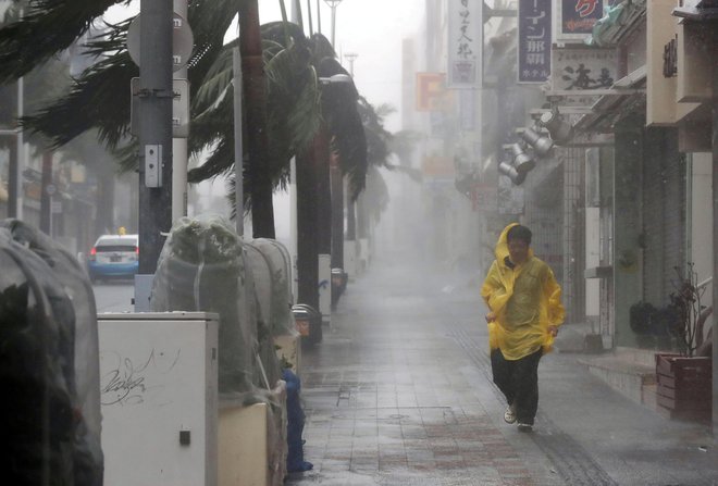 Po napovedih naj bi tajfun japonsko otočje prečkal čez vikend. FOTO: Reuters