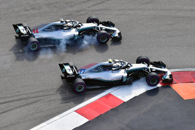 Finec Valtteri Bottas (spodaj) je po štartu uspešno odbil napad Lewisa Hamiltona (zgoraj), v 25. krogu pa je moral svojega moštvenega sotekmovalca po ukazu Mercedesovih vodilnih mož vendarle spustiti predse. FOTO: AFP