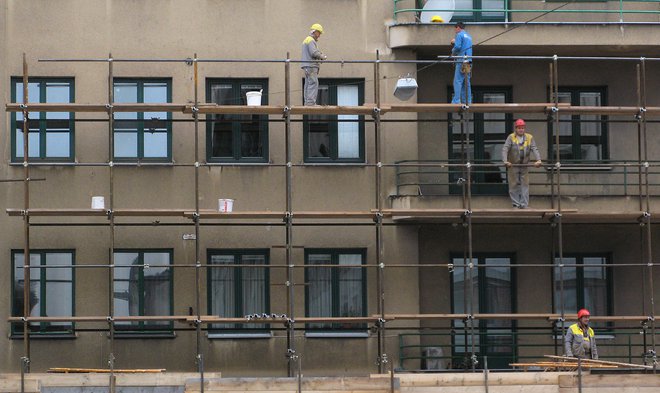 Tri milijarde evrov bi morali vložiti v prenovo stavb v Sloveniji. FOTO: Joze Suhadolnik/Delo