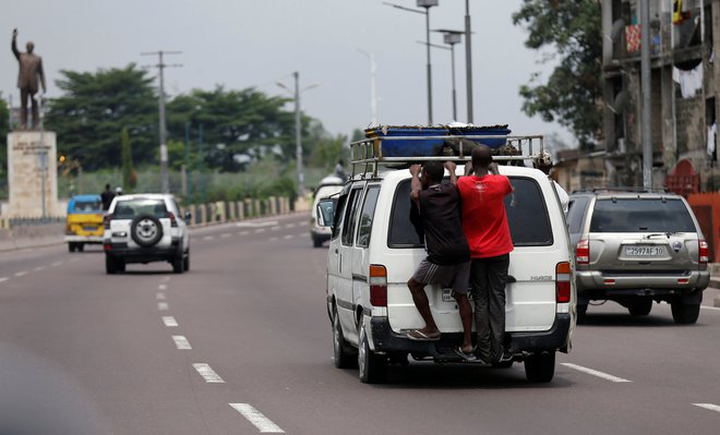 Javni prevoz na avtocestnem odseku, ki vodi v prestolnico DR Kongo. FOTO: Thomas Mukoya/Reuters