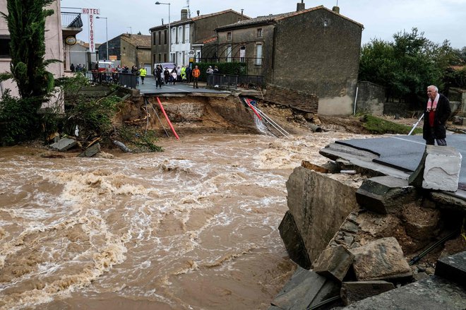 Kraj Villegailhenc je bil še posebej prizadet v poplavah. Gladina reke Trapel ni bila tako visoka že najmanj 100 let. Odneslo je tudi most.&nbsp;FOTO: Eric Cabanis/AFP