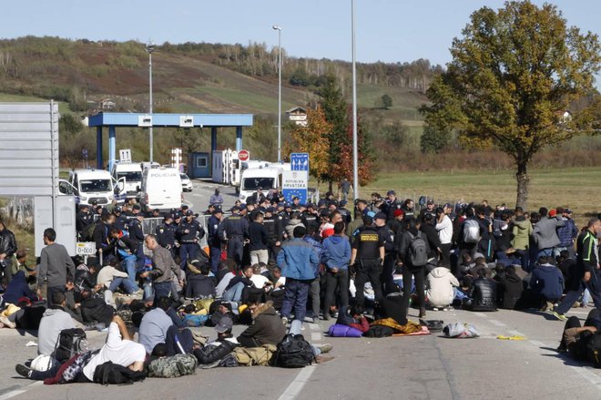 Migranti vztrajajo pred mejnim prehodom Maljevac na meji med BiH in Hrvaško. FOTO: Delo