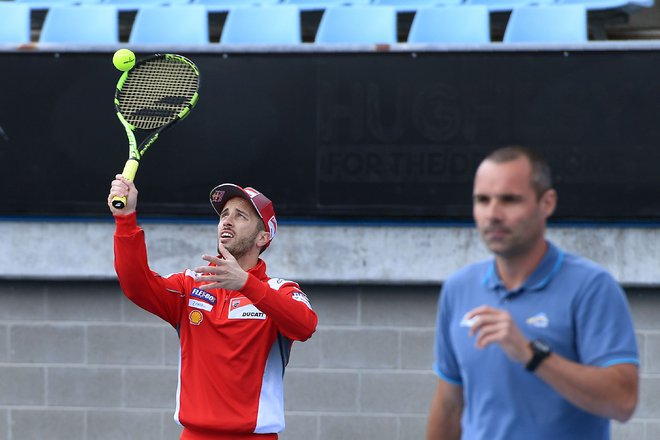 Andrea Dovizioso (levo) si v Avstraliji krajša čas tudi z igranjem tenisa. FOTO: AFP