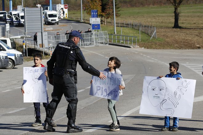 Med več kot sto migranti je še vedno veliko žensk in otrok. FOTO: AP Photo/Amel Emric