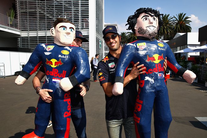 Daniel Ricciardo (desno) in Max Verstappen sta v Mehiko prinesla svoji kartonasti piñati, ki sta ju potem raztrgala in sladkarije razdelila med navijače. FOTO: AFP