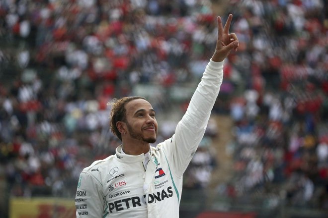 Lewis Hamilton je dve dirki pred koncem še petič postal svetovni prvak. FOTO: AP