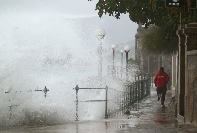 Valovi udarjajo v obalo v Voloskem. FOTO: Antonio Bronić/Reuters