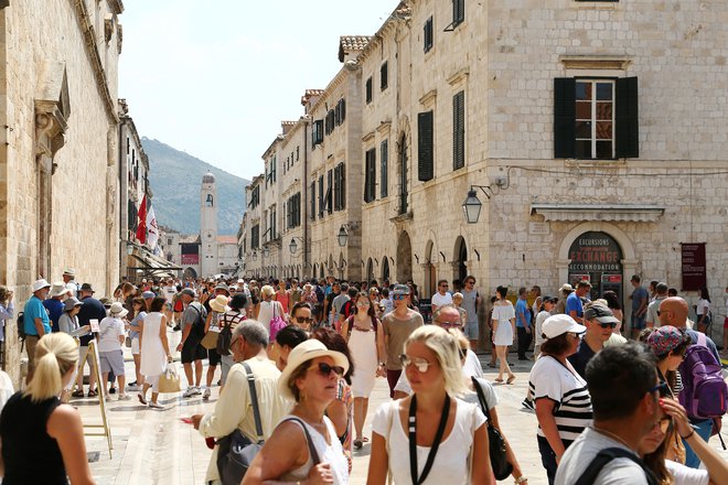 Med turisti, ki obiskujejo Hrvaško, je iz leta v leto več Kitajcev. Na fotografiji je prizor iz Dubrovnika. FOTO: Reuters