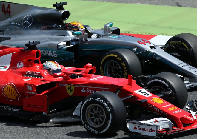 Lewis Hamilton je že premagal Sebastiana Vettla med dirkači, zdaj želi še Mercedesu prinesti konstruktorsko zmago pred Ferrarijem. FOTO: Reuters